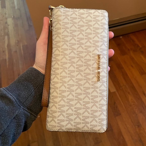 Michael Kors Handbags - Michael Kors wristlet!